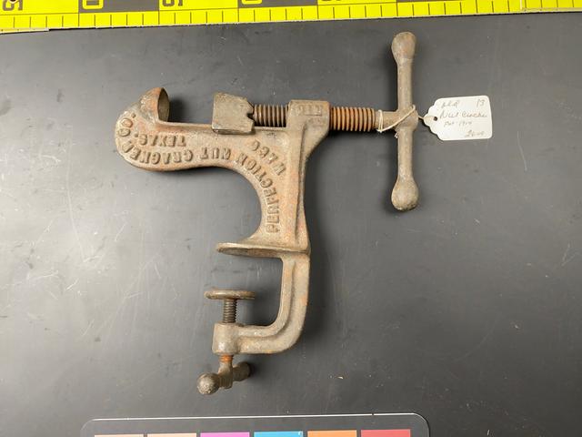 T0528 Vise-like Nutcracker