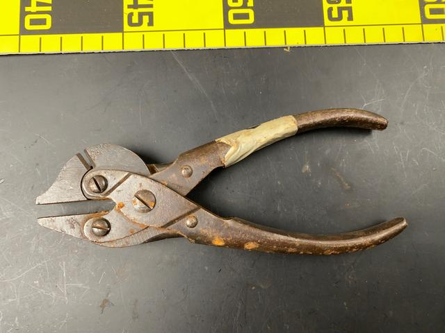 T1521 Parallel Jaw Pliers With Wire Cutter