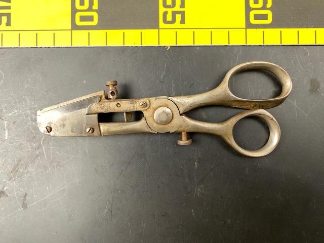 T1567 Button Whole Scissors