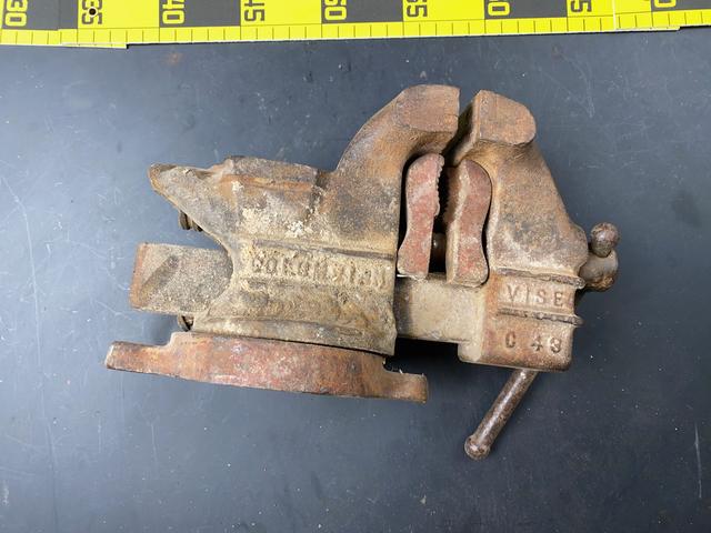 T1704 Vise With Pipe Jaws