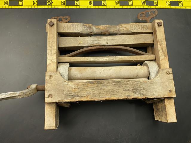 T2545 Antique Clothes Roller