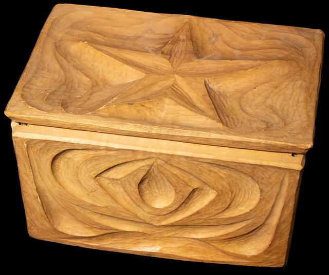 T2682 Moms Carved Box